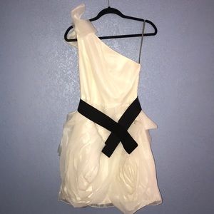 Vera Wang White, short, “cupcake” wedding dress 👰